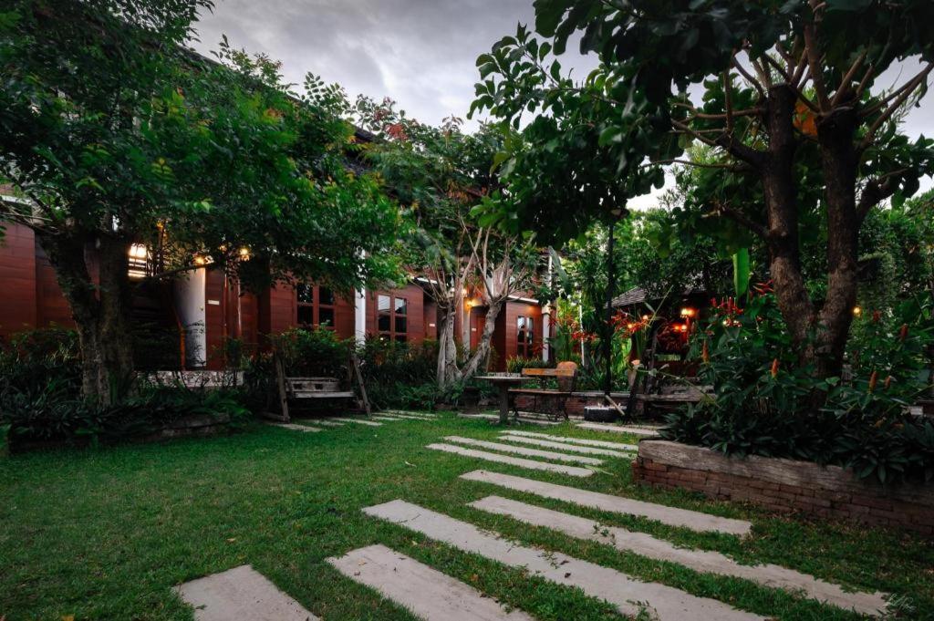 Huan Aumpron Resort Phrae Εξωτερικό φωτογραφία