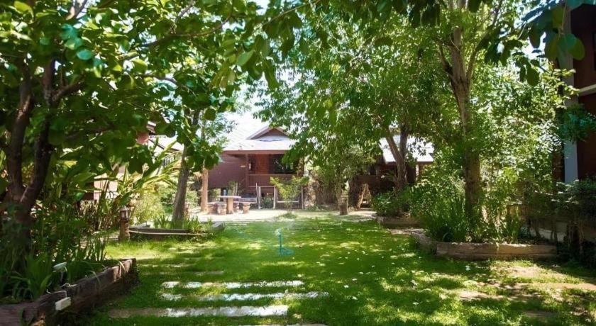 Huan Aumpron Resort Phrae Εξωτερικό φωτογραφία